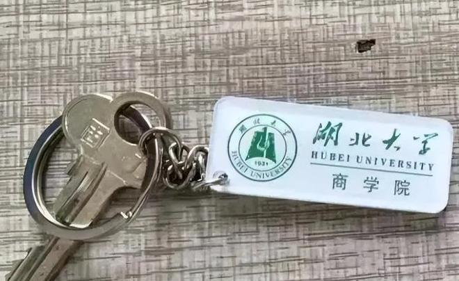 被人拦屋内认领尸体遭拒绝知情人发声开元ky棋牌湖北女大学生后续母亲(图3)