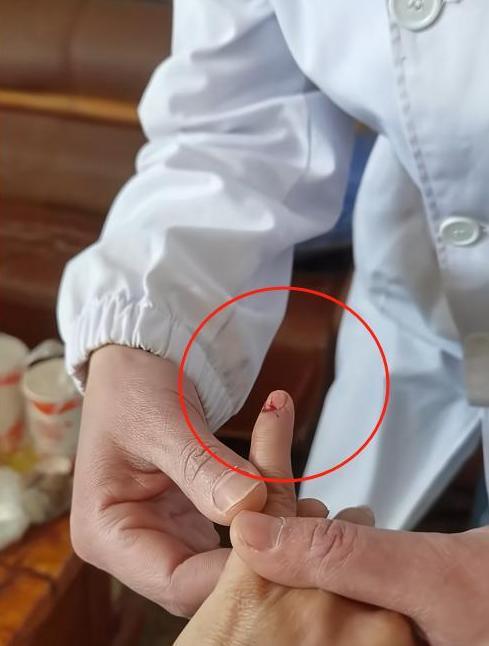 被人拦屋内认领尸体遭拒绝知情人发声开元ky棋牌湖北女大学生后续母亲(图11)