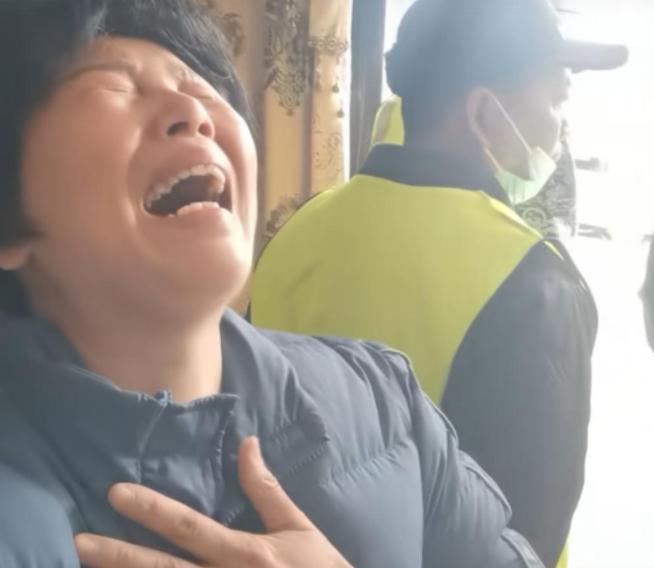 被人拦屋内认领尸体遭拒绝知情人发声开元ky棋牌湖北女大学生后续母亲(图16)
